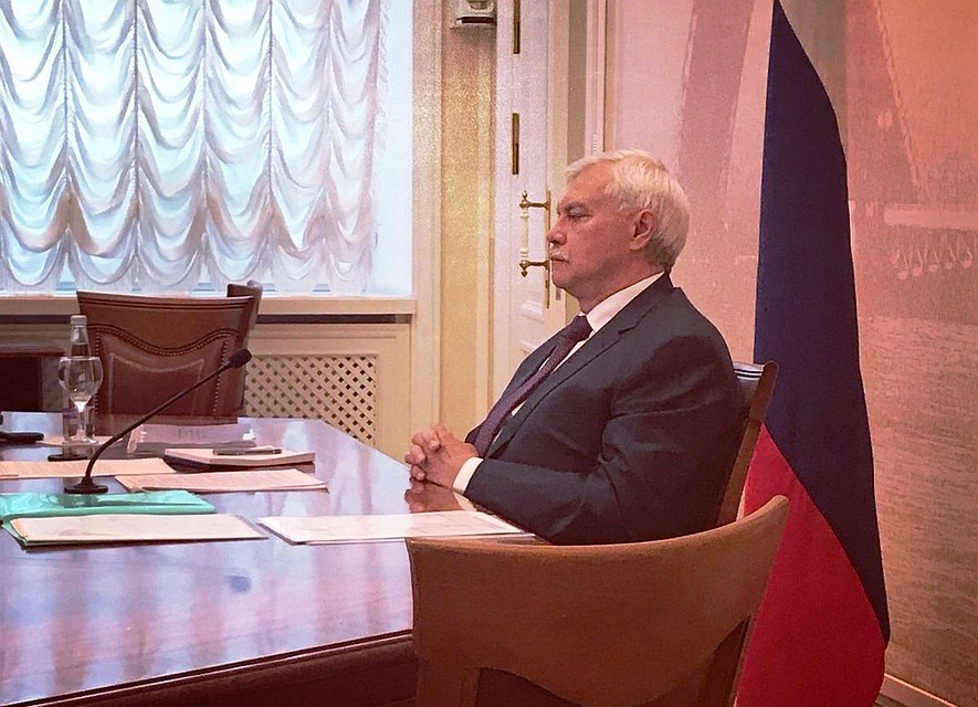 Георгий Полтавченко смотрит "Прямую линию". Фото: твиттер-канал Андрея Кибитова
