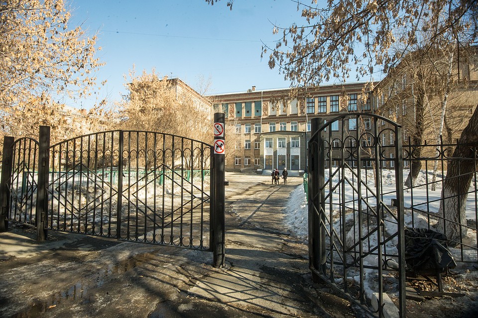 Школа находится в центре Челябинска.