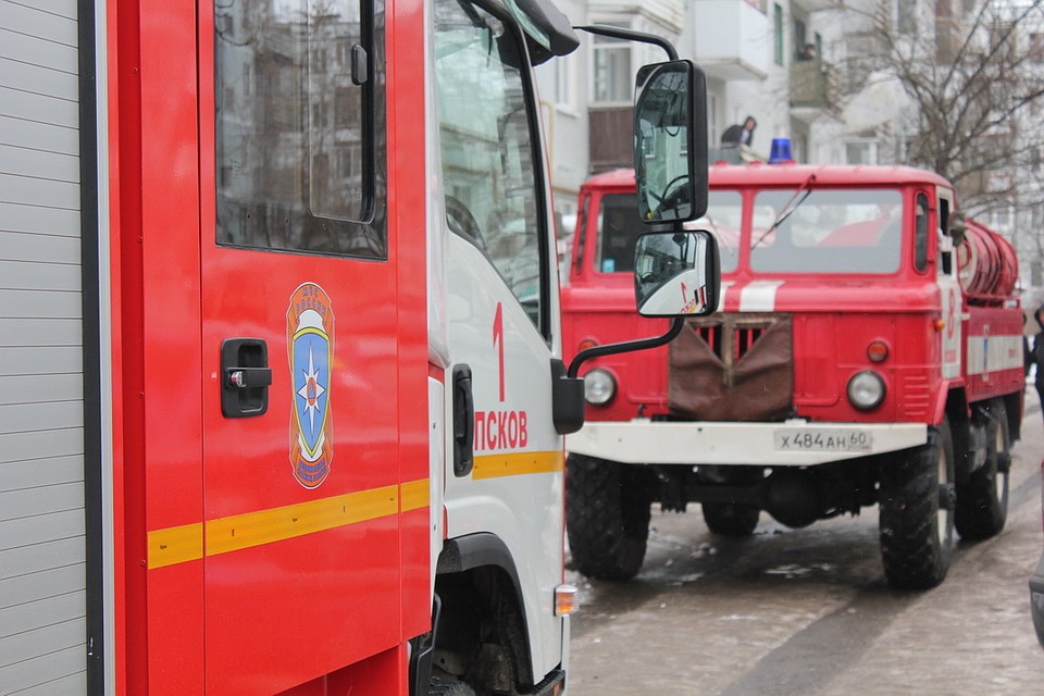 К момент пожара в машине никого не было, поэтому его заметили, когда огонь уже сильно разгорелся.
