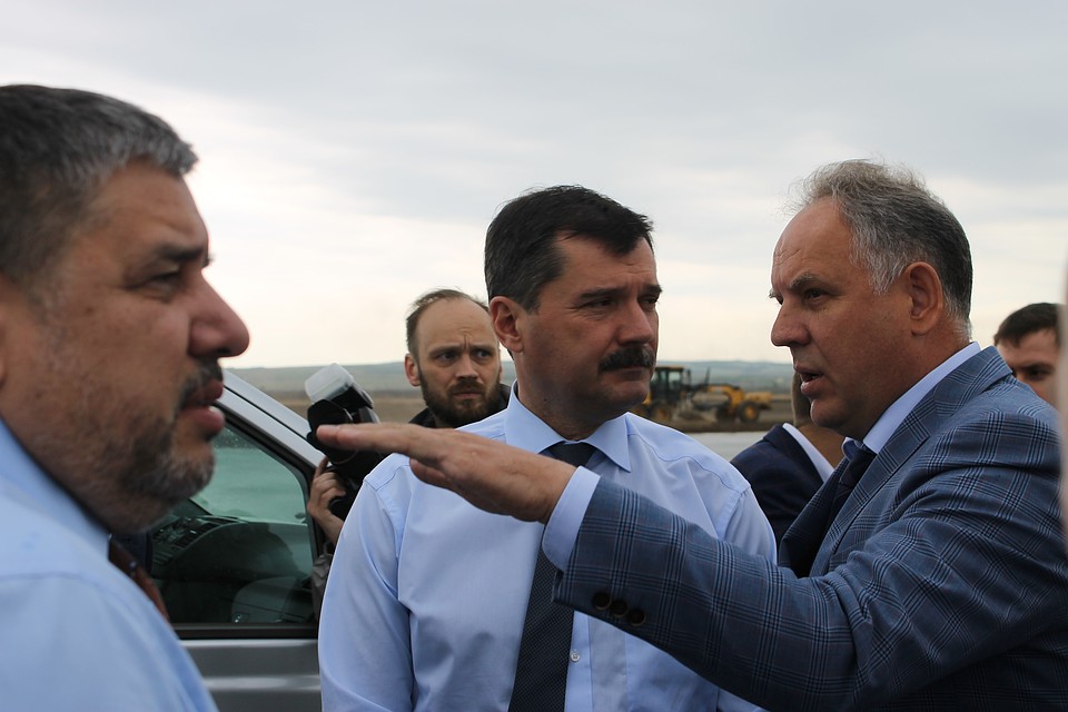 Глава Росавиации Александр Нерадько (в центре) и зампред правительства Саратовской области Василий Разделкин