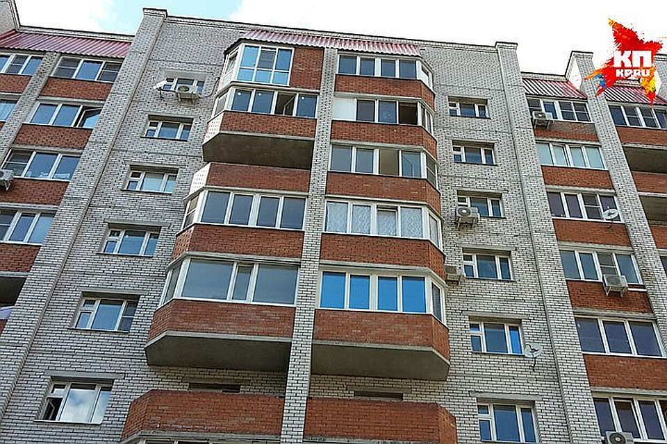 Спасателям удалось незаметно подойти из подъезда и затащить девушку обратно.