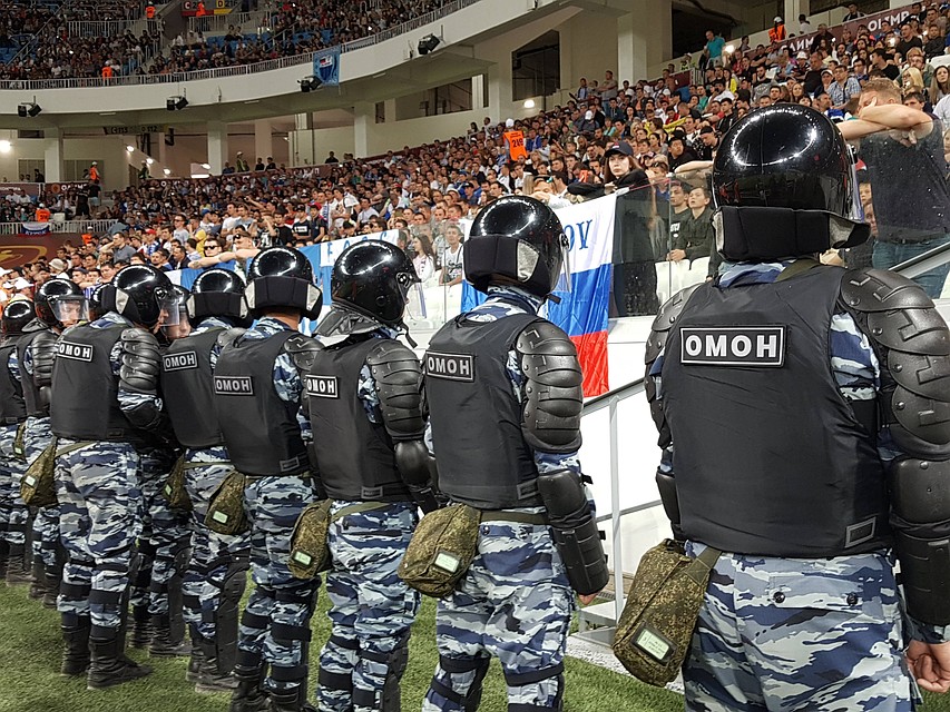 Во время финала Кубка России на "Волгоград Арене" у фанатских трибун выставили ОМОН. На ЧМ болельщики тоже будут под контролем.