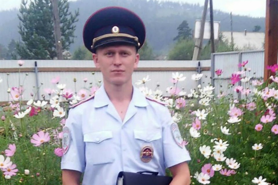 Участковый Алексей Максименко нашел туристов через несколько часов. Фото: ГУ МВД России по Иркутской области.