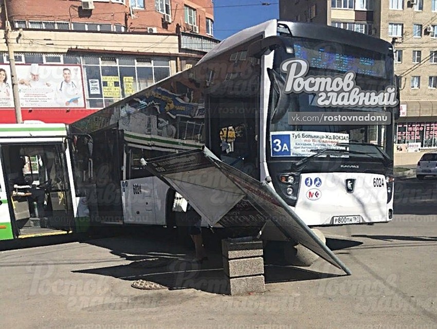 Фото с места ДТП из группы ВК "Ростов Главный".