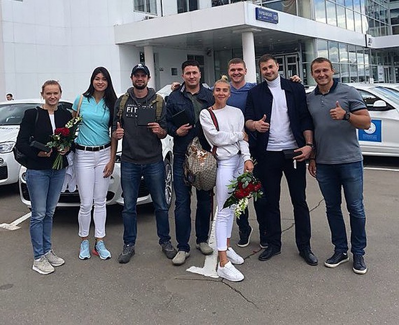 Счастливые обладатели автомобилей. Хузин второй справа. Фото: Федерация бобслея России