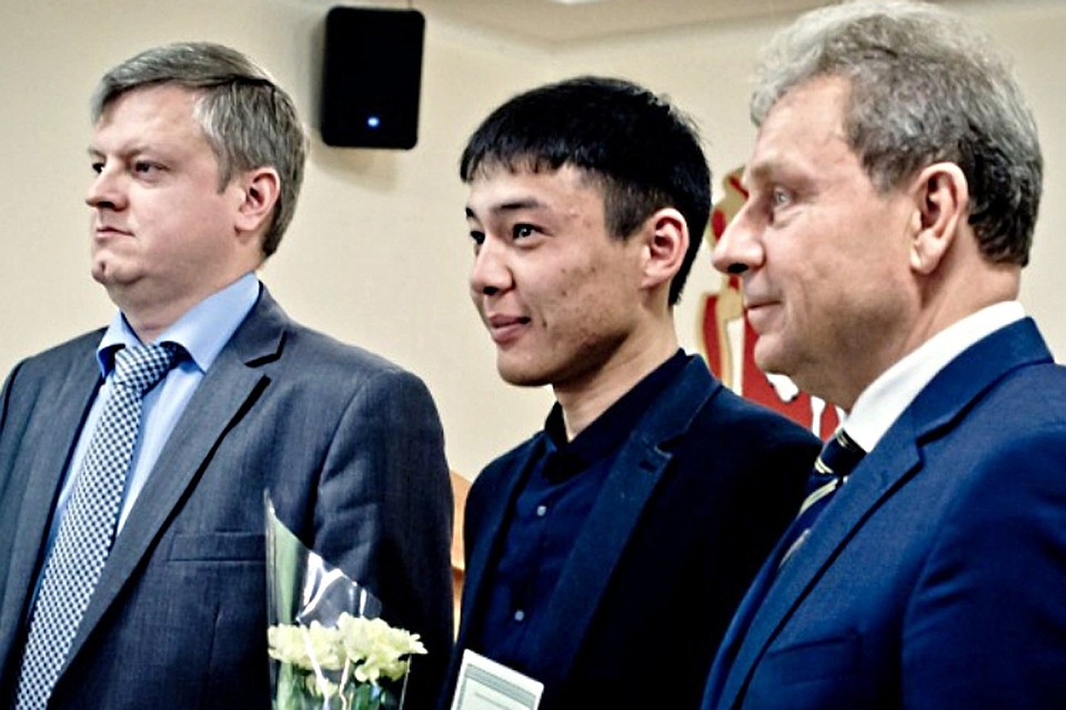 Глава минсельхоза Челябинской области Алексей Кобылин (слева), Алибек Бисимбаев — начинающий фермер из Кизильского района и депутат Заксобрания Александр Берестов.
