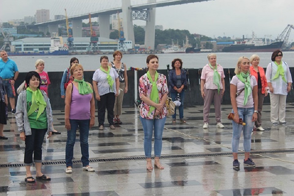 Субботняя зарядка на набережной Цесаревича собирает все больше сторонников здорового образа жизни.