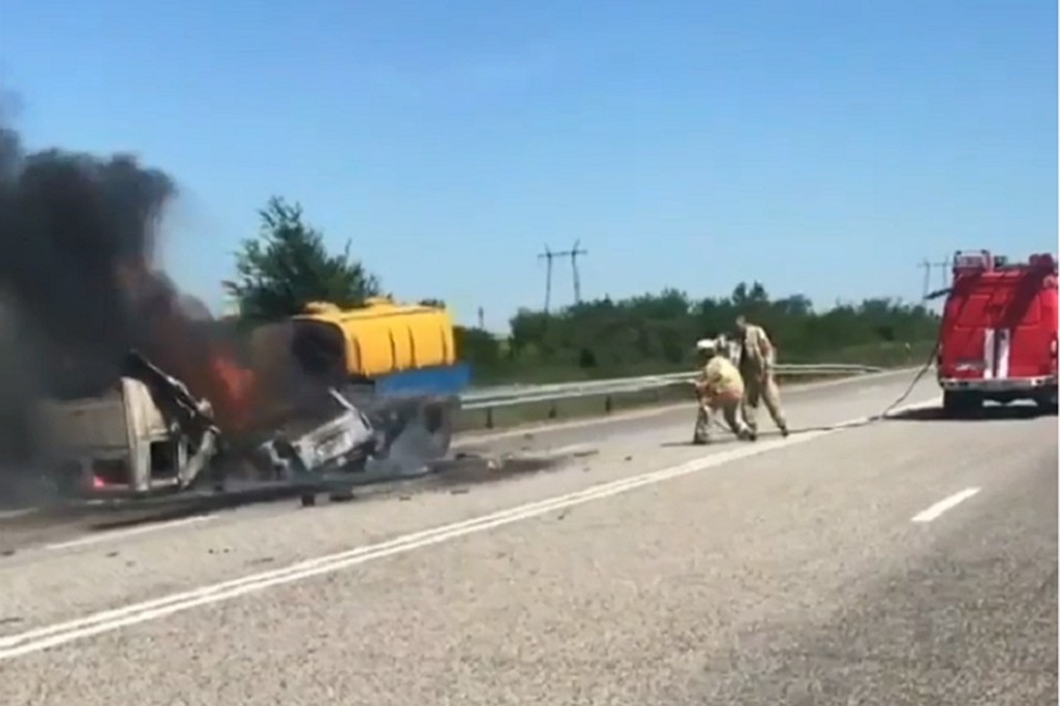Люди в легковушке сгорели заживо.
