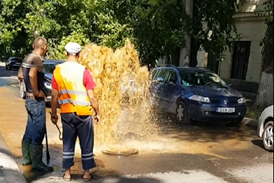 Вот такой фонтан забил сегодня в центре "европейской" столицы. Фото: скриншот.