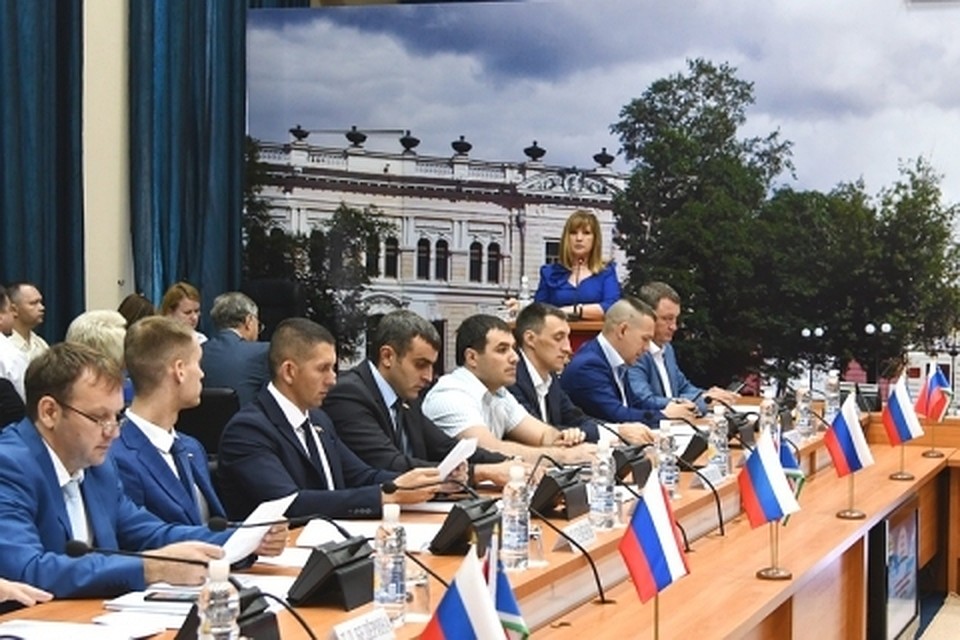 Доклад о деятельности администрации Благовещенска за год мэр Валентина Калита зачитала городским депутатам. Фото: Благовещенская городская Дума
