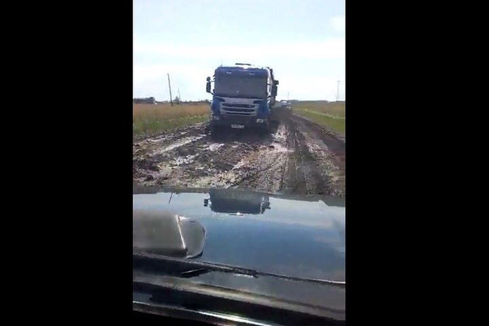 В Убинском районе на школьном маршруте застряла фура