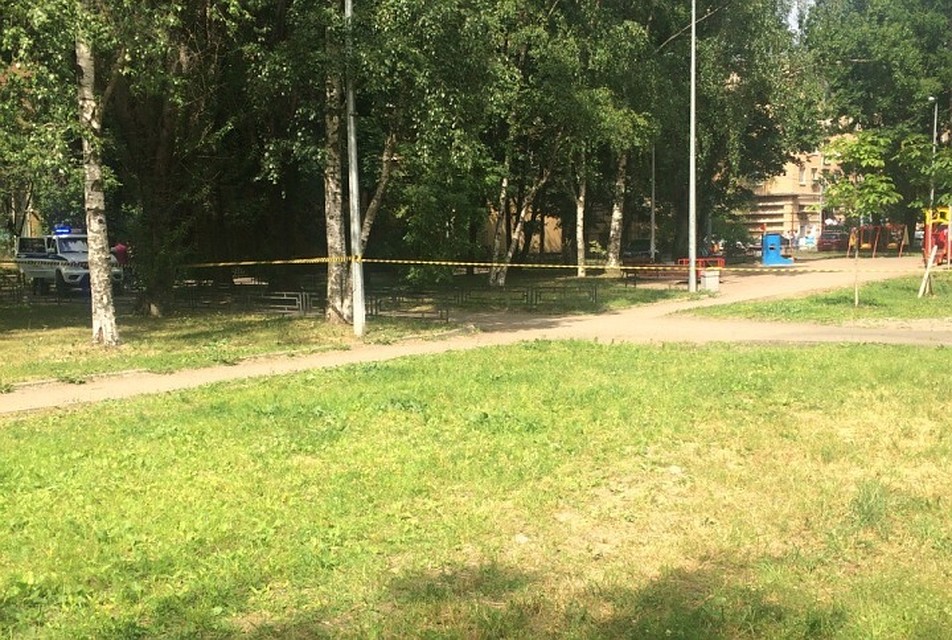 Полицейские оцепили дом Фото: ДТП и ЧП Санкт-Петербурга