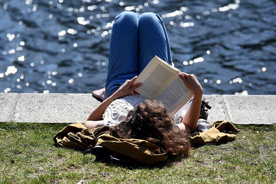 Летом так приятно почитать хорошую книгу на свежем воздухе.