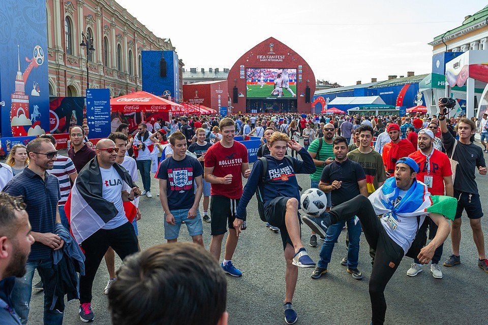 Три шикарных афиши расписания матчей чемпионата мира по футболу.