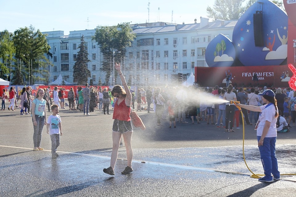 Волонтеры обливают болельщиков из шланга с водой. Фото: https://vk.com/sam2018