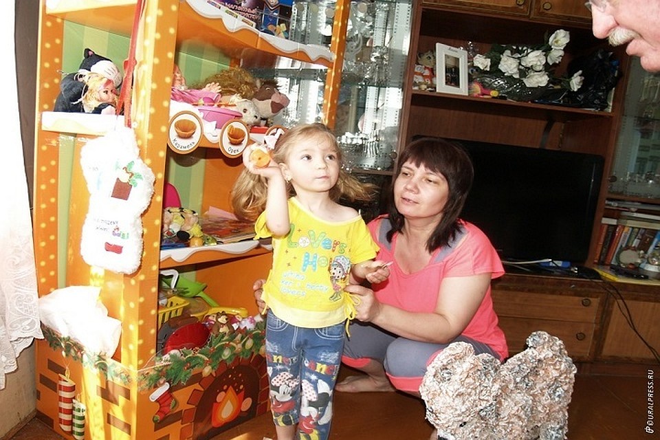 Полинка с тетей Светланой Митькиной (Фото: uralpress.ru)