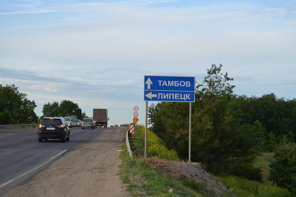 Машины едут по мосту на низкой скорости, чтобы не попасть в ДТП