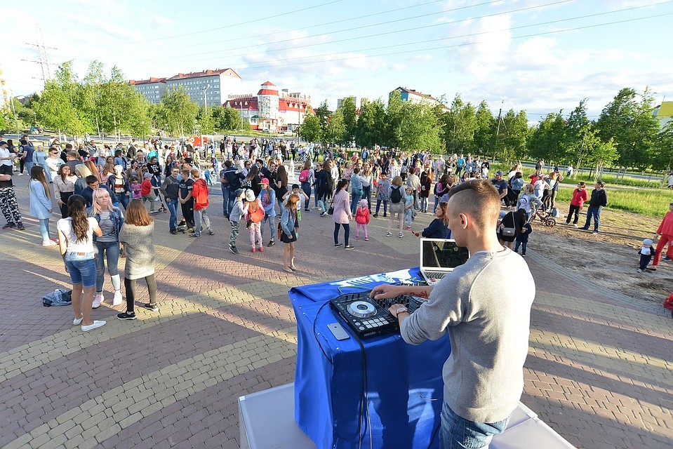 В Ноябрьске начинается летний сезон дискотек на пешеходном фонтане Фото: admnoyabrsk.ru