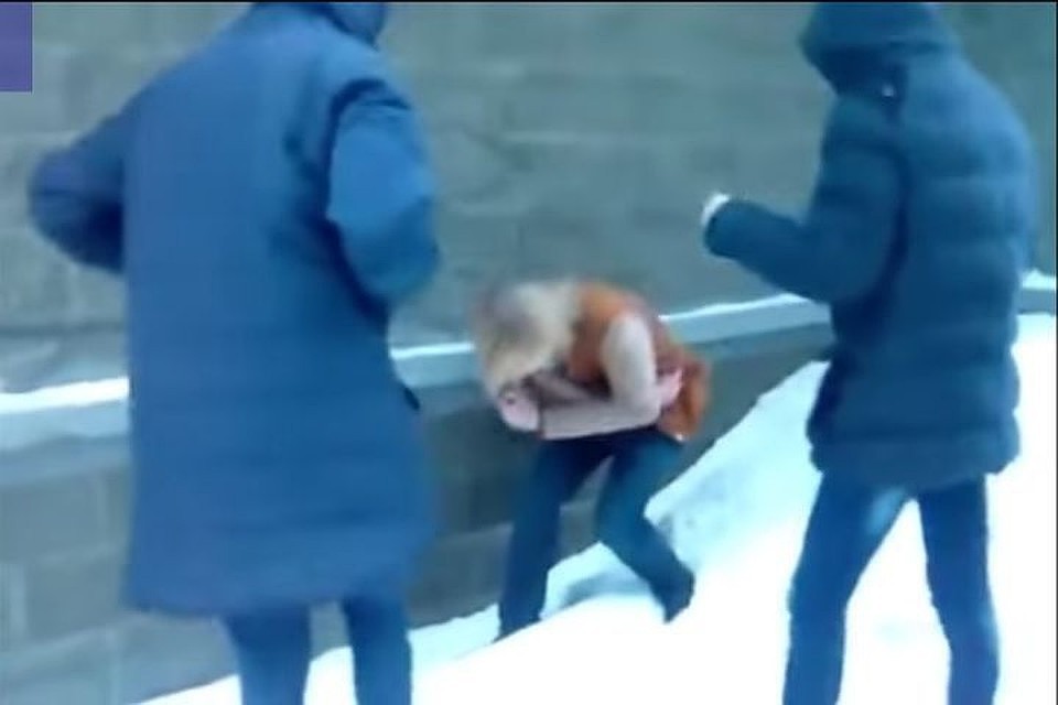 Молодые люди избили сверстника. Фото: стоп-кадр с YouTube
