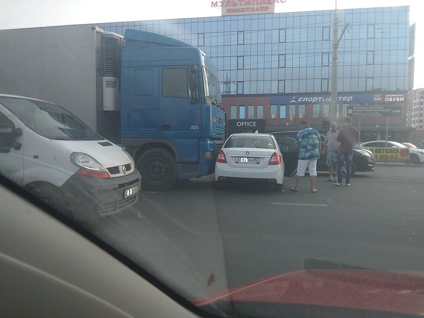 Фура врезалась в бок легковушки.
