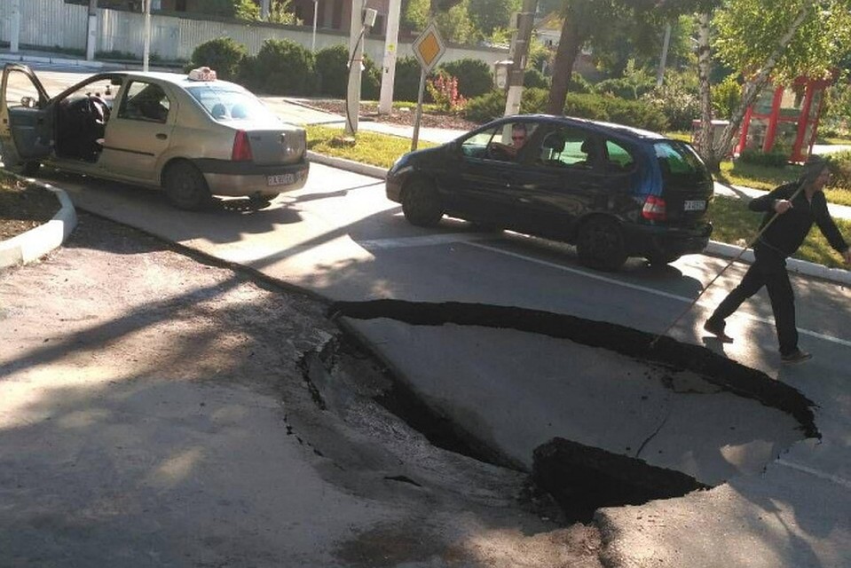 В Бендерах обвалился огромный кусок асфальта