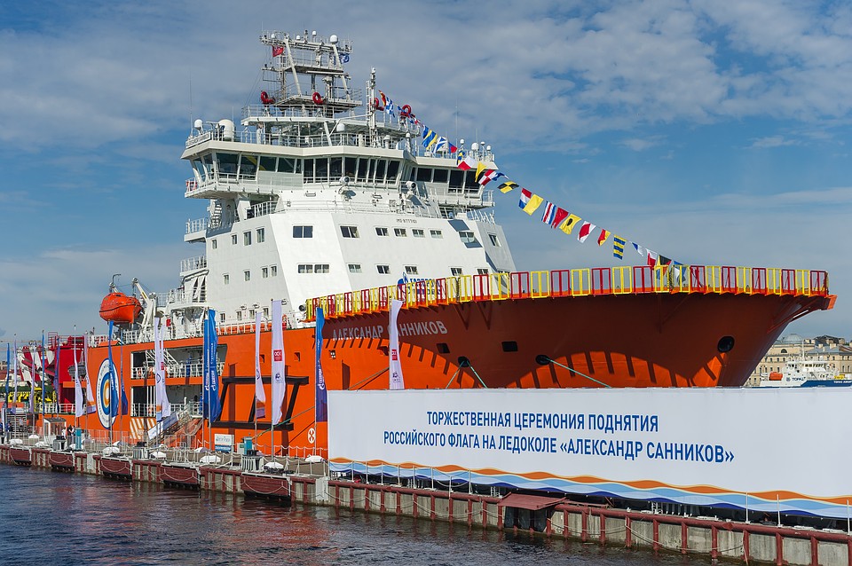 Над ледоколом торжественно подняли флаг