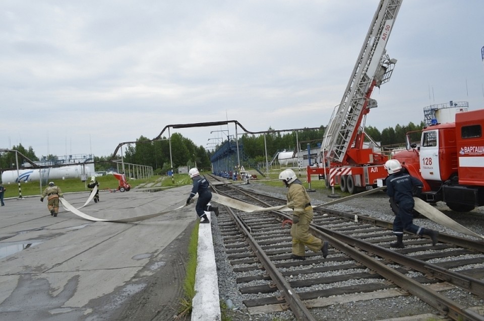 Взрывом подорвало часть крыши резервуара. Фото пресс-службы ГУ МЧС России по Тюменской области