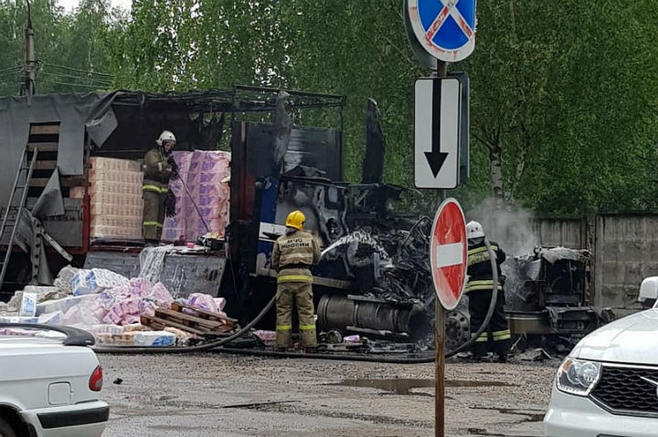 В Ярославле сгорела фура с туалетной бумагой. Фото: Максим Подшивалов.
