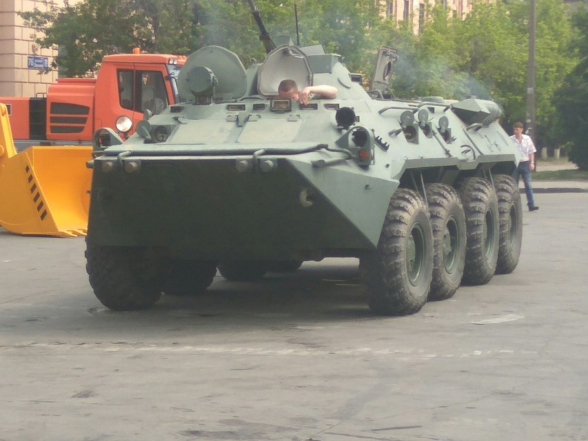 Возле здания ЮУрГу проходит автотракторная выставка