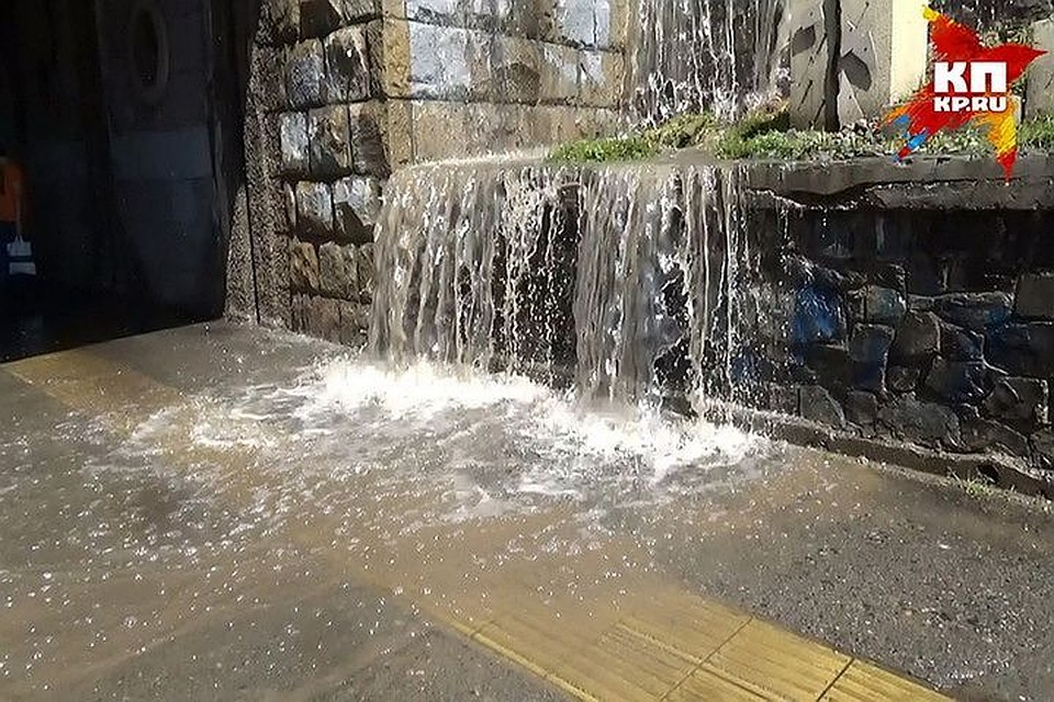Такой вот "водопад" был на Гагаринской. Фото: архив "КП".