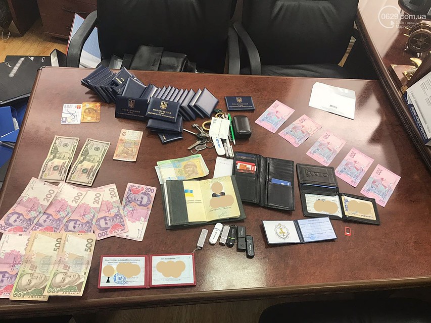 Правонарушитель задержан «на горячем» во время очередного этапа вымогательства и получения взятки в сумме 3500 грн. Сумма кажется смешной. Фото: 0629.com.ua