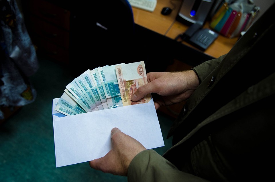 Вину в совершенном преступлении поселковый глава признал.