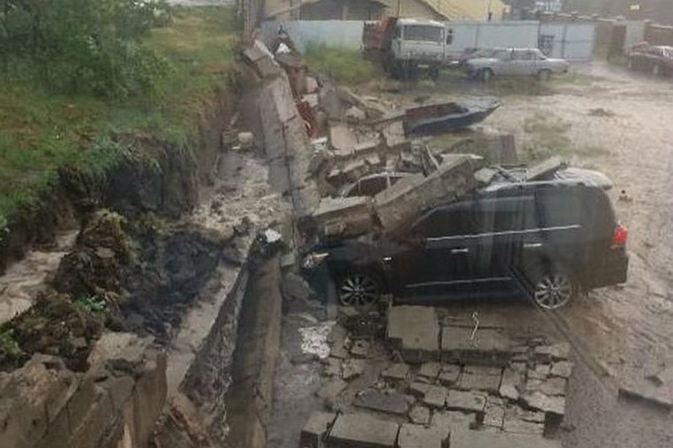 Пользователи соцсетей сочувствуют этим автовладельцам: "Надеемся у них есть КАСКО!". Фото: "ЧП-Красноярск"
