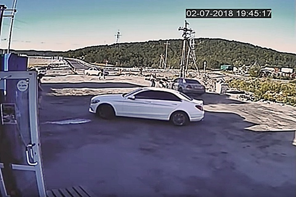 Зрелищное шоу на мурманской автомойке длилось всего 30 секунд. Как оказалось, стрельба действительно проходила в рамках задержания предполагаемого преступника. Фото: Александр Мазилкин