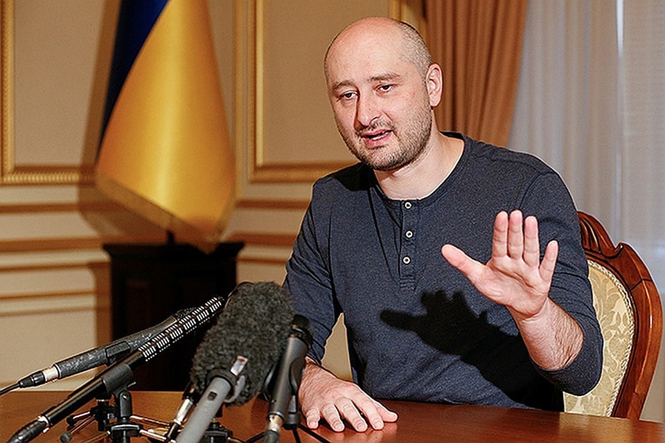 За несколько дней до «покушения» героический муж признался верной жене, что «надо поймать гадов»