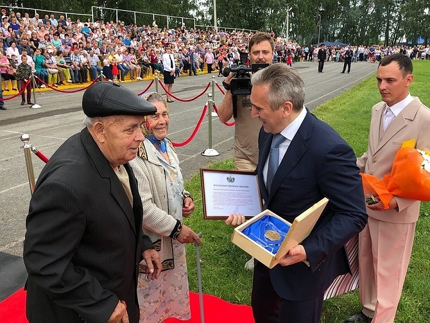 Александр Моор поздравил "золотых" юбиляров
