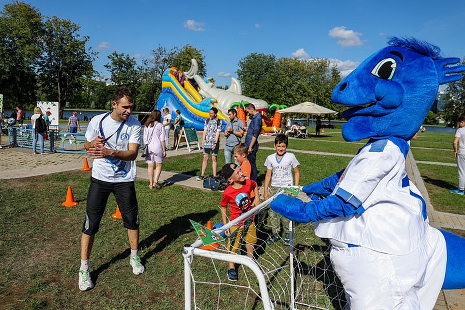 Динамоша веселит детей на детской fun-зоне в парке Победы.