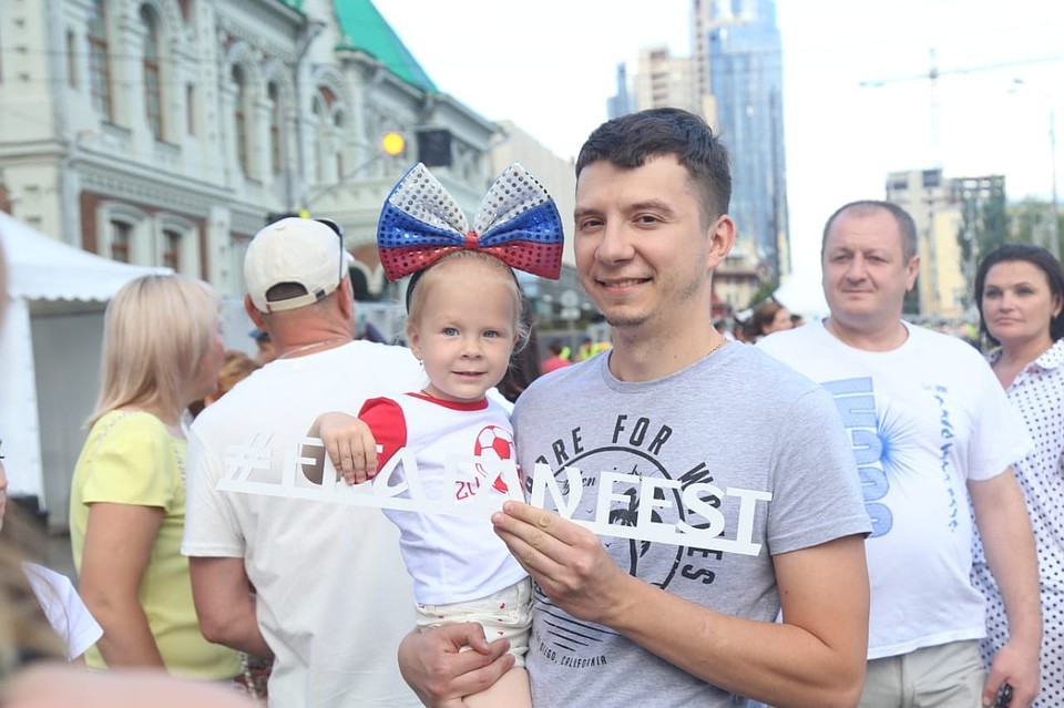 Семья Есауловых хотела показать атмосферу фанзоны дочке