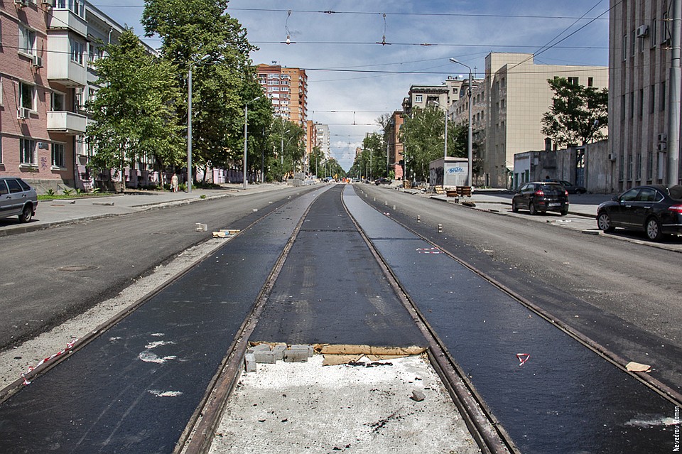 В 2012-2014 годах ул. Горького уже капитально ремонтировали, тогда в это вложили 630 млн рублей (при курсе доллара в 30 руб.), создав четыре полосы движения, две из которых проходят по рельсам. Фото: соцсети