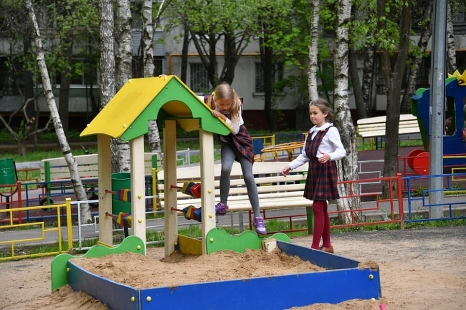 Две «управляйки» в Хабаровске обустроили 16 детских площадок по правилам