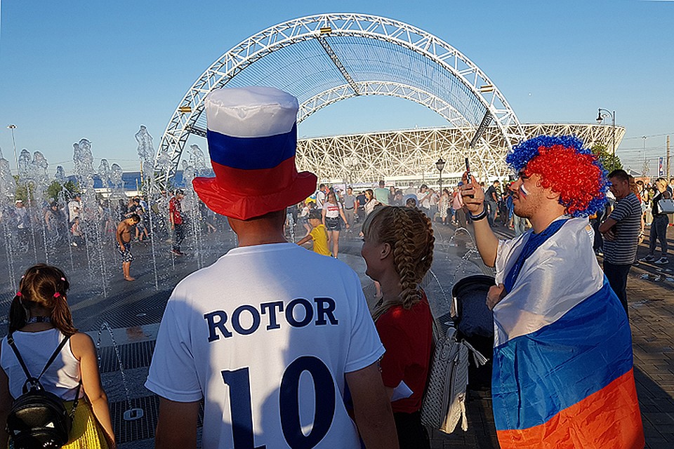 Парк напротив стадиона в дни ЧМ посетили десятки тысяч футбольных болельщиков.