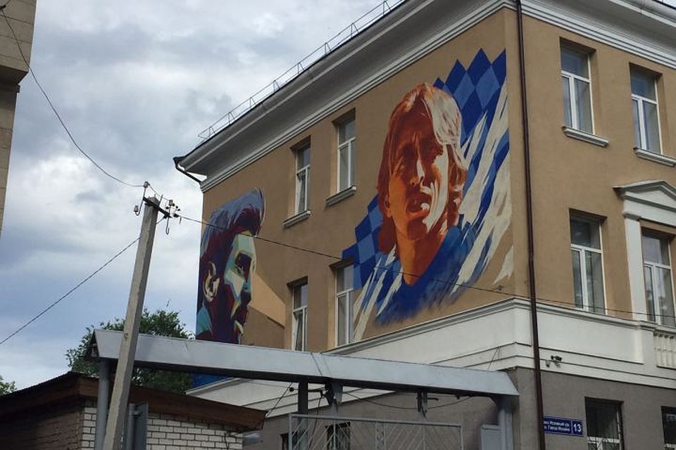 Нарисовать Модрича решили рядом с Месси.