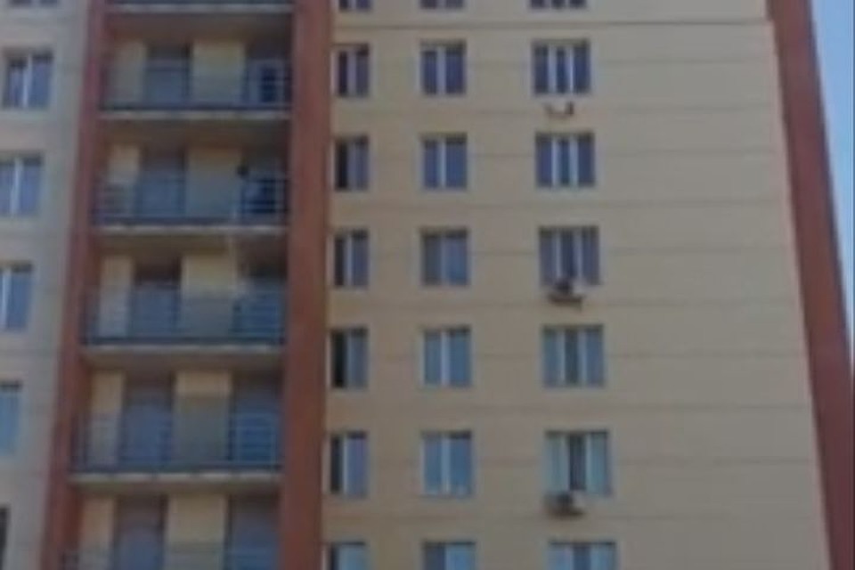 Люди выливают воду прямо с балконов. ФОТО: «Инцидент-Новосибирск».