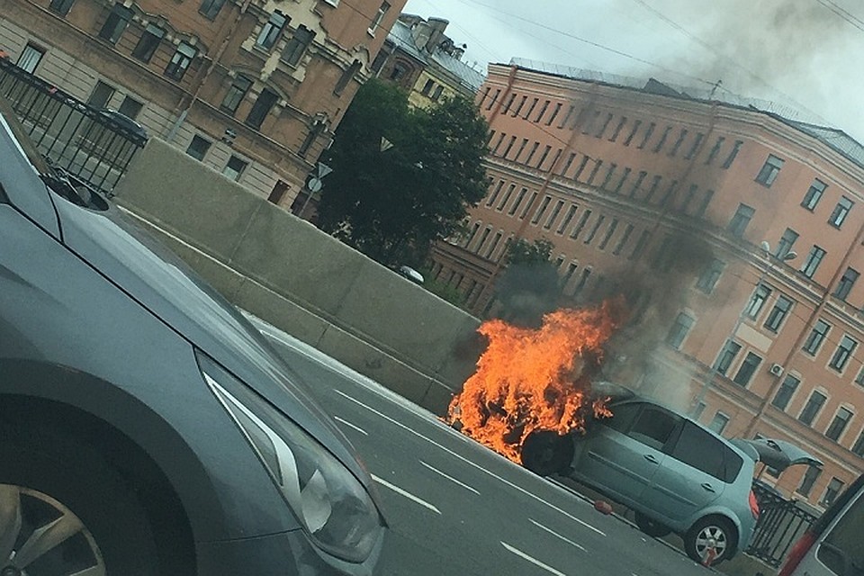 На Обводном канале сгорела иномарка Фото: vk.com/spb_today