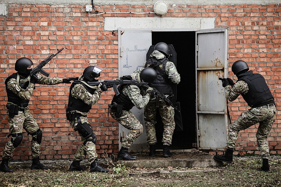 Мужчина взорвал троих полицейских