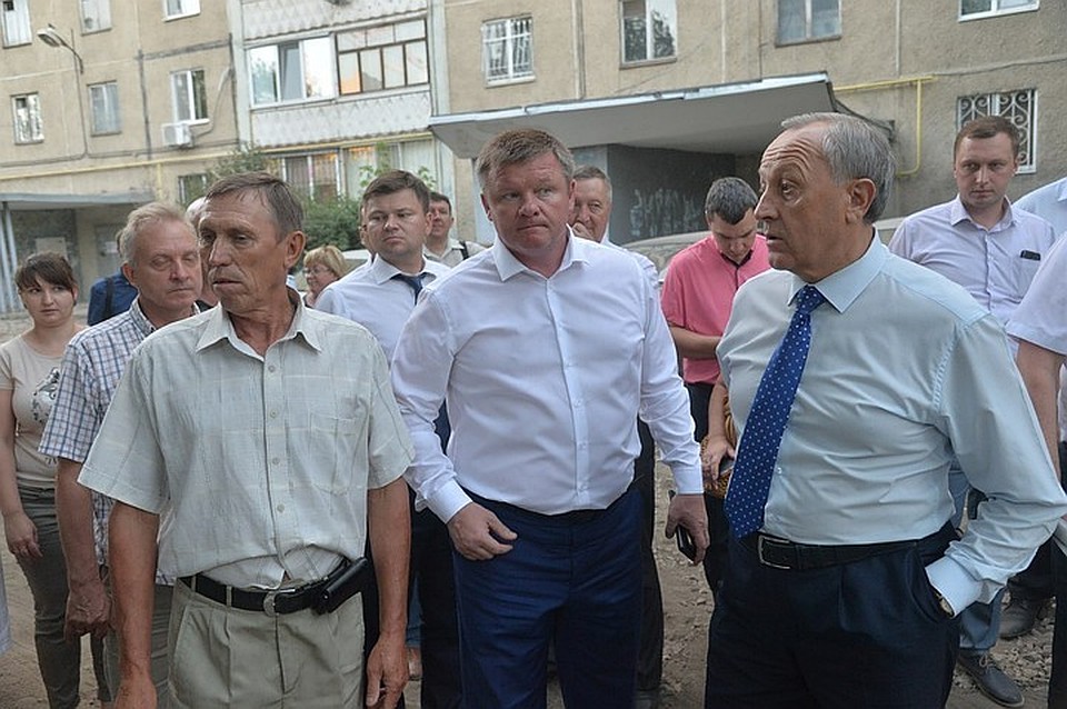 Губернатор Радаев и мэр Исаев осматривают дворы улицы Чернышевского