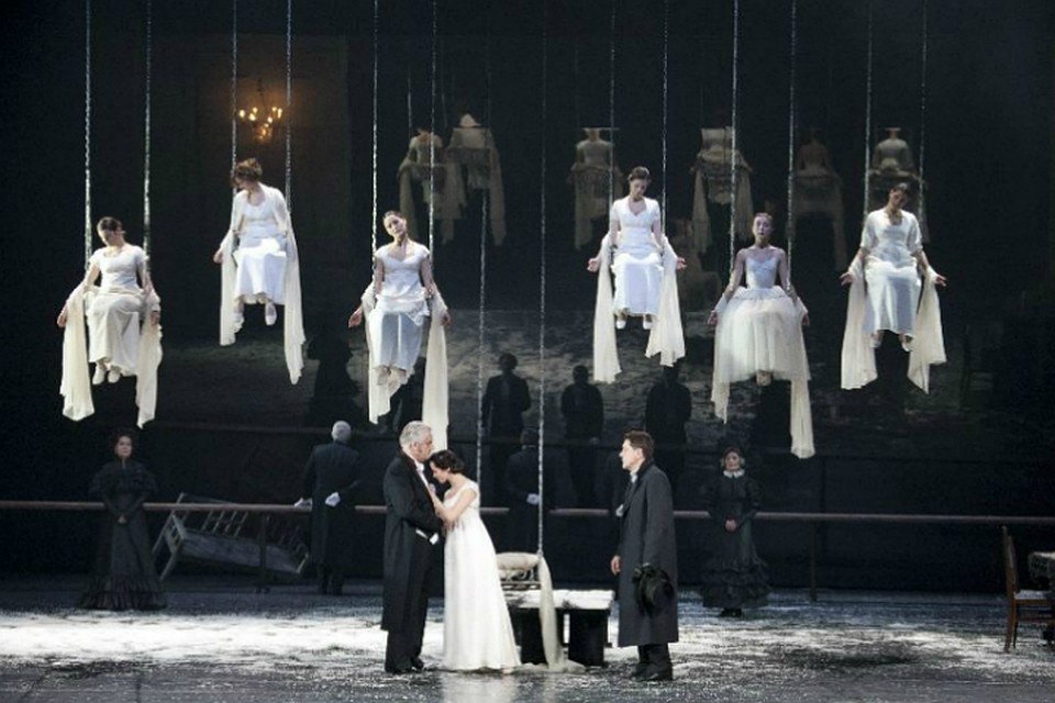 Так в спектакле представлена сцена свадьбы Татьяны и князя. Фото: vakhtangov.ru
