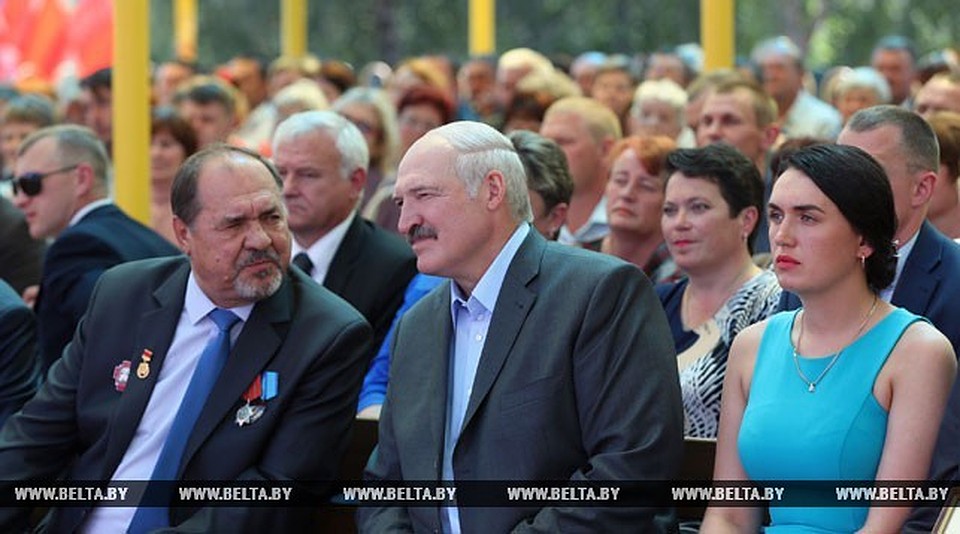 Фото: БелТА. Александр Лукашенко и Александр Лапотентов обсудили секреты создания успешного сельскохозяйственного предприятия.