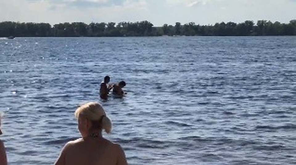 Автора видео возмутили купающиеся в Волге люди