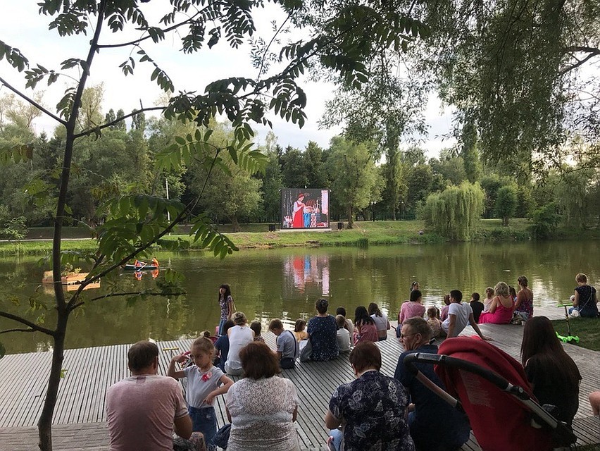 В Белгороде продолжаются кинопоказы под открытым небом